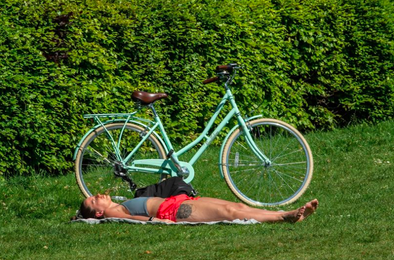 DailyMirror's tweet photo. Brits to bask in 20C heatwave as UK to be hit by 16 consecutive days of sun
https://t.co/CyxBytE1bW https://t.co/SelGqX3FPe