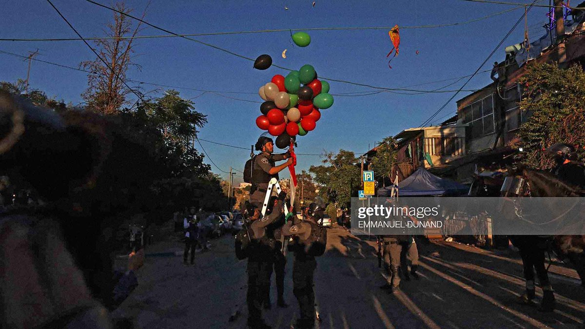 #Israel security forces remove balloons installed by Palestinians in #SheikhJarrah, where looming evictions of Palestinian families have fuelled anger.
–
Photo by @EmmanuelDunand (AFP via Getty Images)
–
#PalestineBleeding #StandwithPalestine #PalestiniansLivesMatter