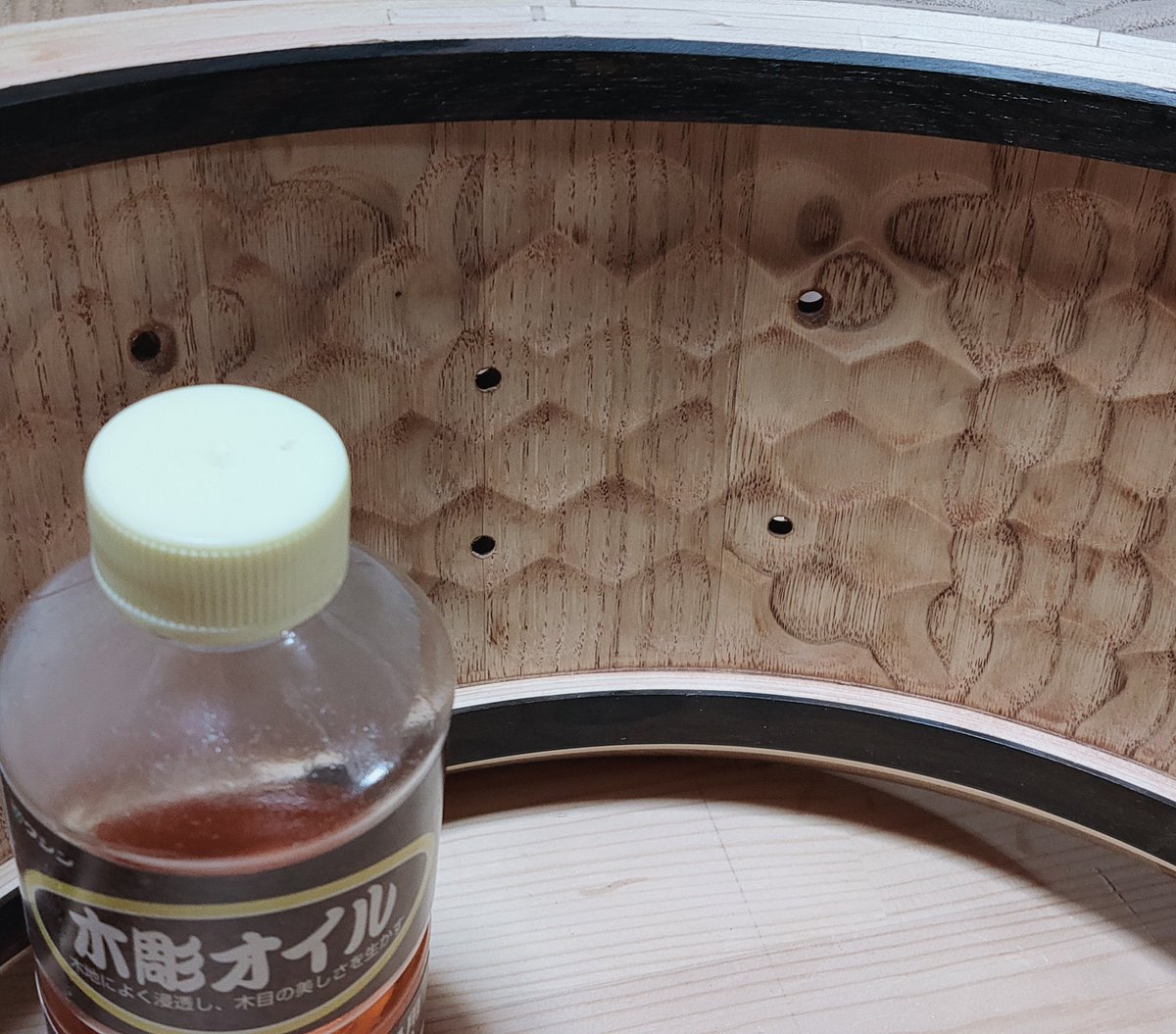 Ghk Dry 名栗加工風の彫り込みはシェルの内側に1 3mm間隔で目盛りを書き バネでトリマーを上下させて1箇所ずつ彫りました Mdfだとビットの先が見えないのでアクリル板で作ればよかった