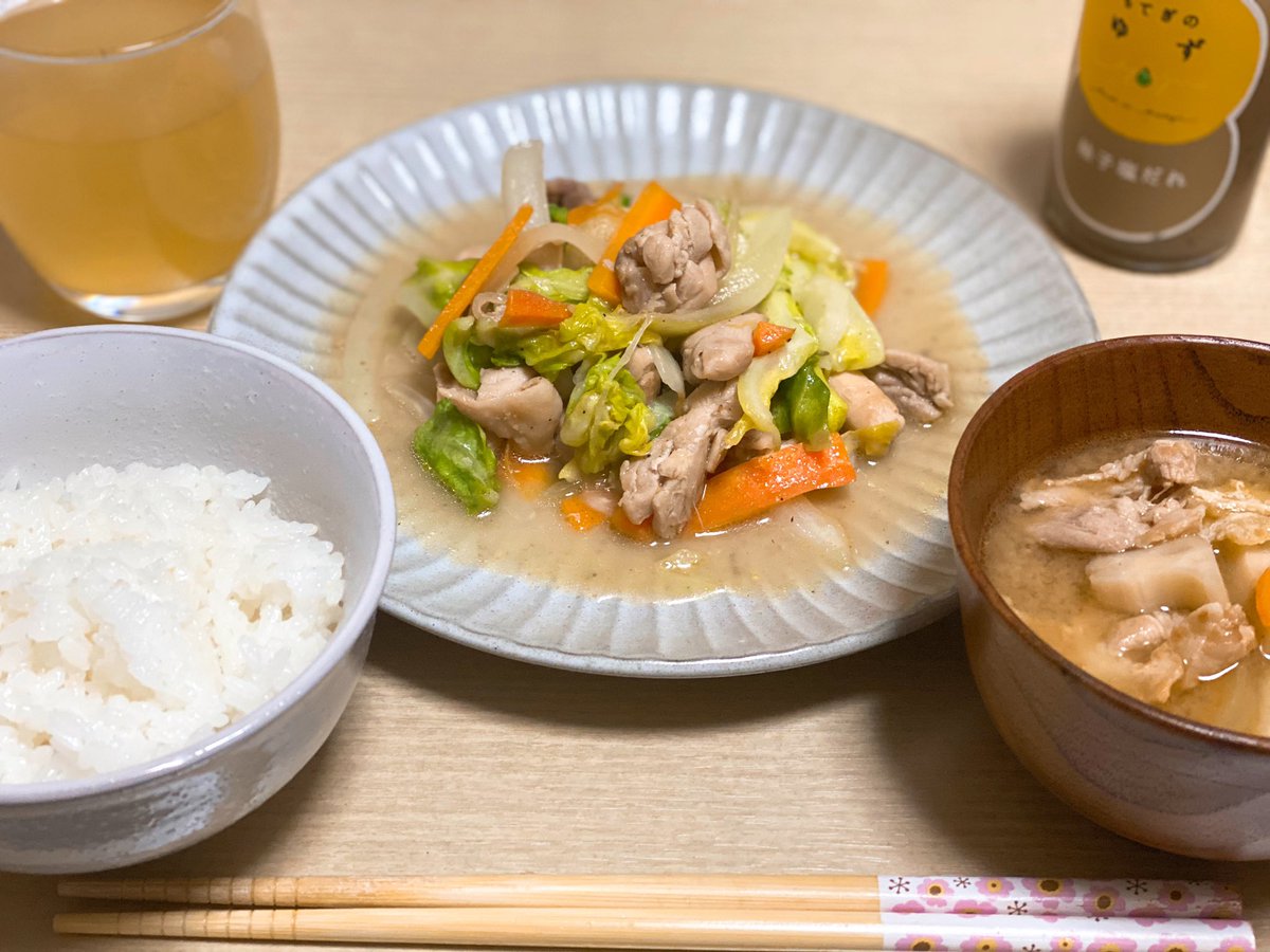 cook_mio's tweet photo. ＊ゆずだれ野菜炒め
＊豚汁

お姉ちゃんから貰ったもてぎのゆずだれ🍊
サラダにかけても美味しいし炒め物にしても美味しい。
たぶん(絶対)焼肉もいける☺︎

#おうちごはん #料理好きな人と繋がりたい https://t.co/zqRQXX085J