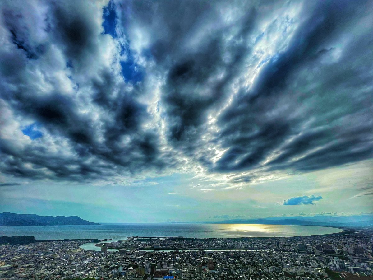 ট ইট র Dede 曇りがちな天気だったが雨は降らず 風景写真 空 雲 晴れ 海 湾 地方都市 エモい カッコいい写真風 ট ইট র Dede 曇りがちな天気だったが雨は降らず 風景写真 空 雲 晴れ 海 湾 地方都市 エモい カッコいい写真風