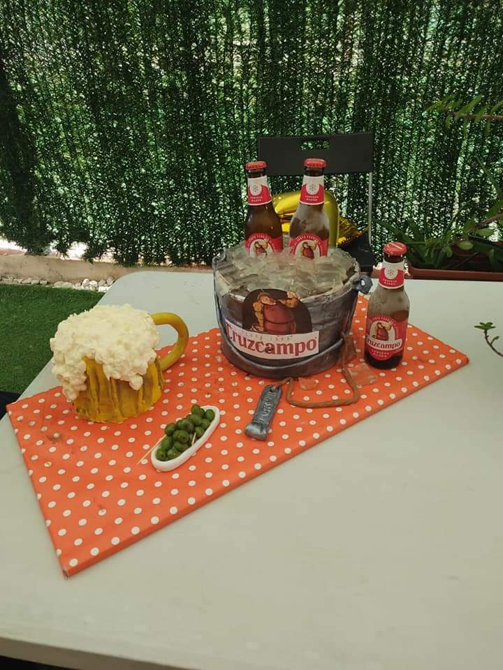 Mira <a href="/Cruzcampo/">Cruzcampo #ConMuchoAcento</a>,

la pedazo de tarta que se ha marcado <a href="/AbadPozo/">mercedes pozo abad</a> para el cumpleaños de un fiel a Gambrinus.