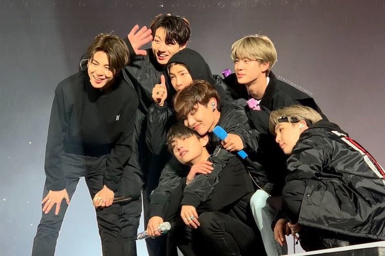 gun_mo2's tweet photo. I’m voting for @BTS_twt for #BBMAsTopSocial https://t.co/IuvOwTgBRD