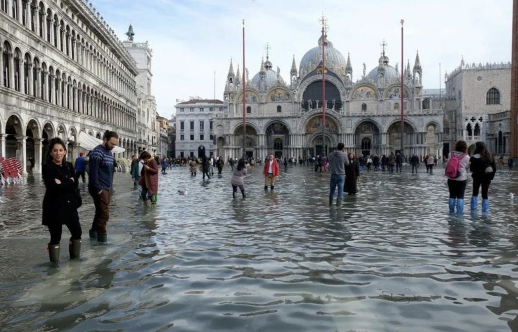2mainLaChapelle's tweet photo. «Acqua alta»
Venise - Marx Dormoy https://t.co/oezFSkfvqr