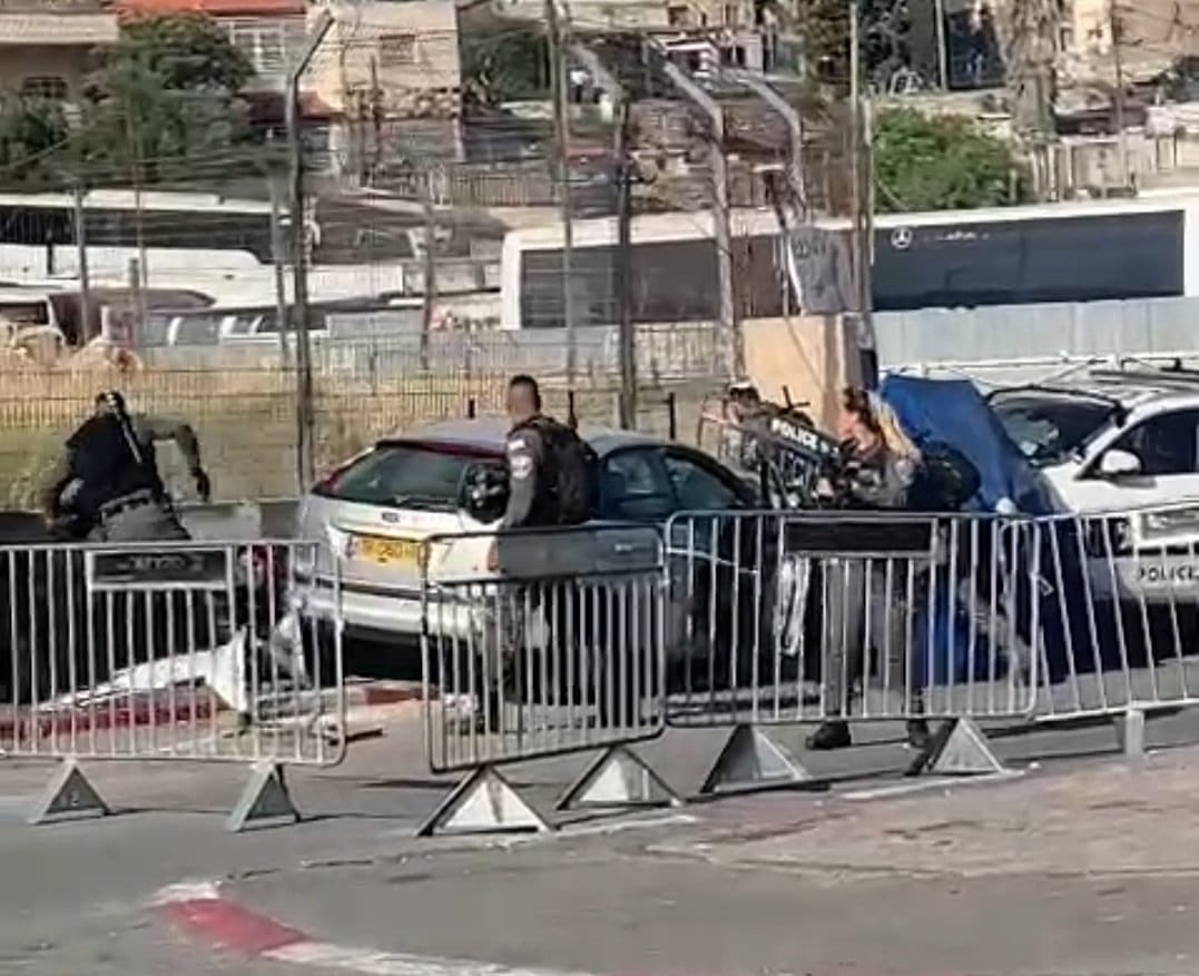 KolHaolam on Twitter: "JERUSALEM: 4 people are injured, one of them