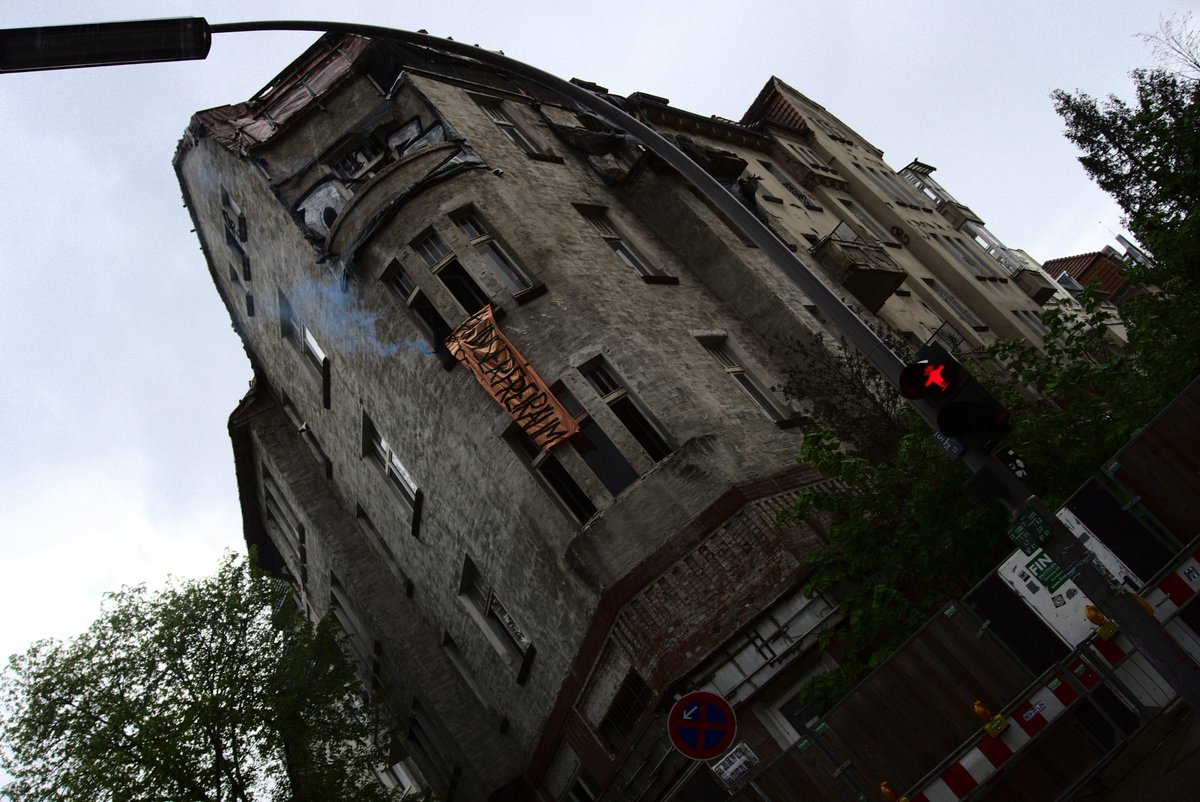 Es geht weiter!
Gerade erreicht uns die Nachricht, dass der Gardeschützenweg 3 in Steglitz besetzt wurde!
Auch dieses Haus haben wir schon einmal besetzt, getan hat sich nichts – also gehen wir davon aus, dass wir es nutzen können.

#jugendbesetzt #b1605 #UnserFreiraum