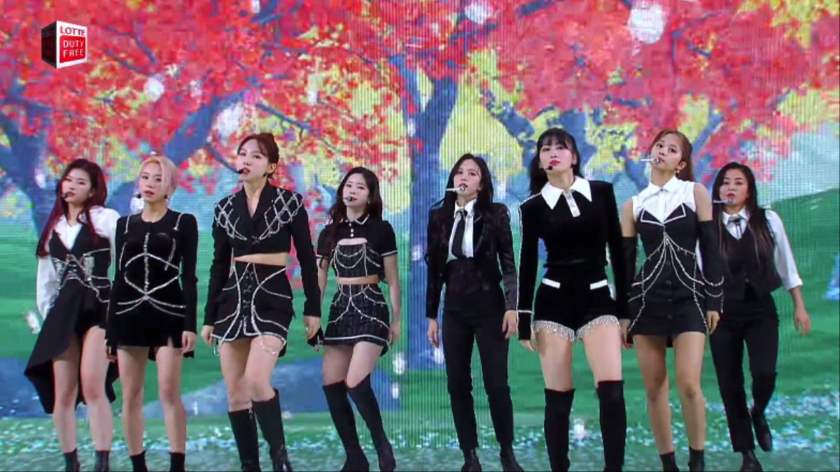 Foymina's tweet photo. 롯데면세점패밀리콘서트 무대의상은
구칠즈는 201212 더팩트뮤직어워즈,
멤버들은 210131 서울가요대상 무대의상을 입었습니당. ♻️ 
https://t.co/e6Ev2cW0wd https://t.co/9YTTjVwdQM