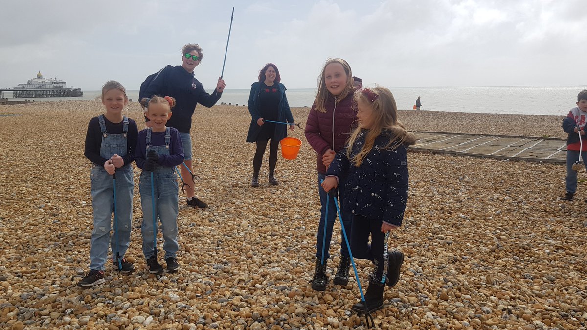 A great Pashley beach clean this morning with so many families joining us. All 94 beaches were cleaned today by amazing volunteers ❤🌍#adoptabeach #beach29 #springwaterfestival #gianteastbournebeachclean @plasticfreeeastbourne