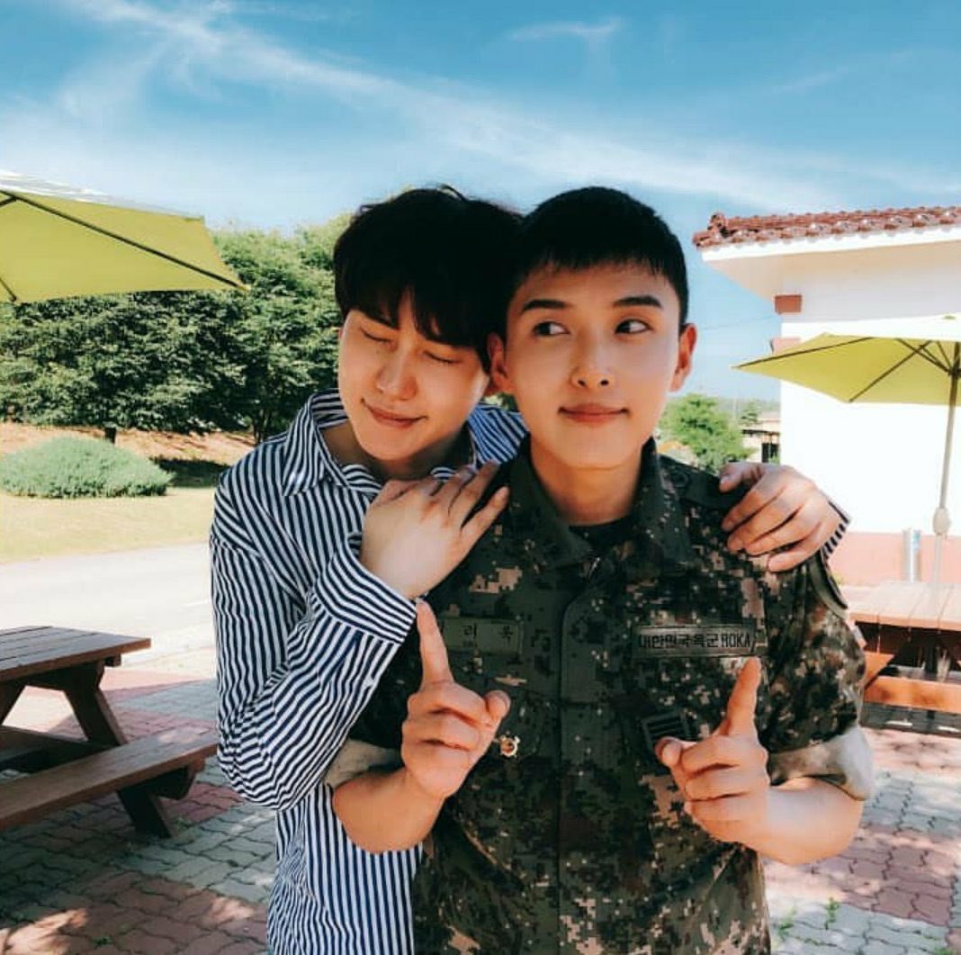 jadoo805's tweet photo. 막내들 너무 귀여워ㅠㅠㅠㅠㅠㅠ 규혅이는 종욵이랑 있으면 약간 피하는 느낌이라면 려욳이한테는 많이 다가가는 스타일인듯(?) https://t.co/g6S91dwRQ2