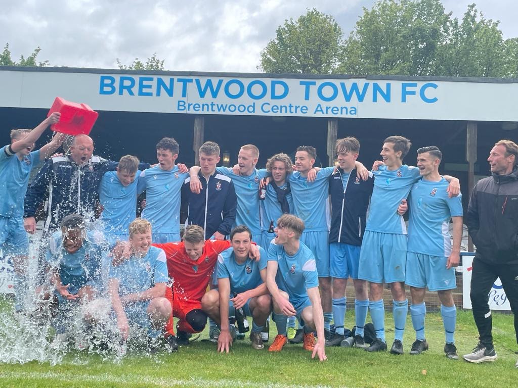 JJBensons's tweet photo. Brentwood U18's win their league after a 5-1 win against May and baker U18's. 
#brentwoodfc
@FootballGrf 
@ThePFSA 
@EssexCountyFA 
@BrentwoodTownFC https://t.co/T3B02gtQZB