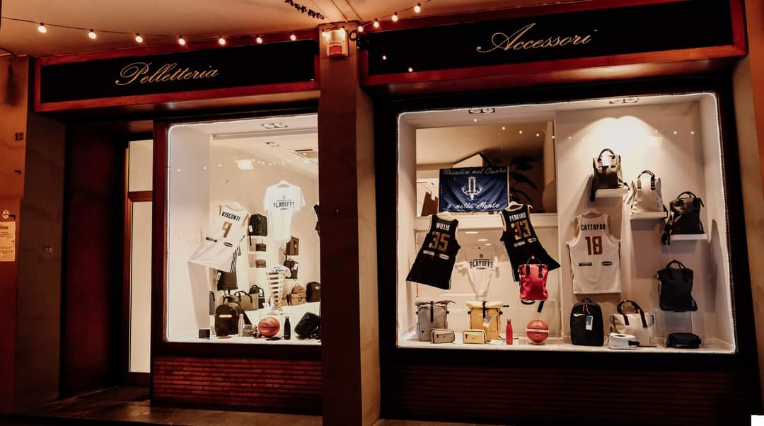 ValturBrindisi's tweet photo. NBB Street - Una città intera al nostro fianco 💙
Da un'iniziativa del nostro partner Anna Longo Gioielli, le vetrine dei locali storici sono state decorate con nostri gadget e vessilli per supportarci nel momento clou della stagione: i playoffs 🏀🇮🇹 #quiperte #ForzaBrindisi https://t.co/WA1P2PgnOp