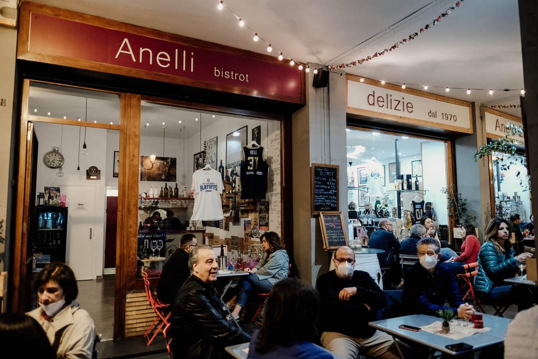 ValturBrindisi's tweet photo. NBB Street - Una città intera al nostro fianco 💙
Da un'iniziativa del nostro partner Anna Longo Gioielli, le vetrine dei locali storici sono state decorate con nostri gadget e vessilli per supportarci nel momento clou della stagione: i playoffs 🏀🇮🇹 #quiperte #ForzaBrindisi https://t.co/WA1P2PgnOp