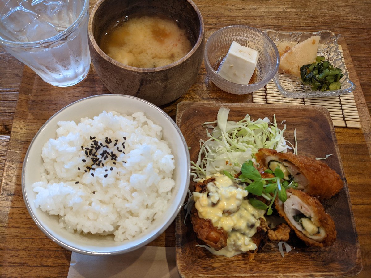 7BC1xXkHEfAG3Rx's tweet photo. 安定の美味しさと・・・
元気な顔が見れて良かったぁ😆
チーズケーキにイチゴにご馳走様でした😋
危険な食べ物も貰った🤤🤤🤤
#BuzzNight https://t.co/L899CuvDsu