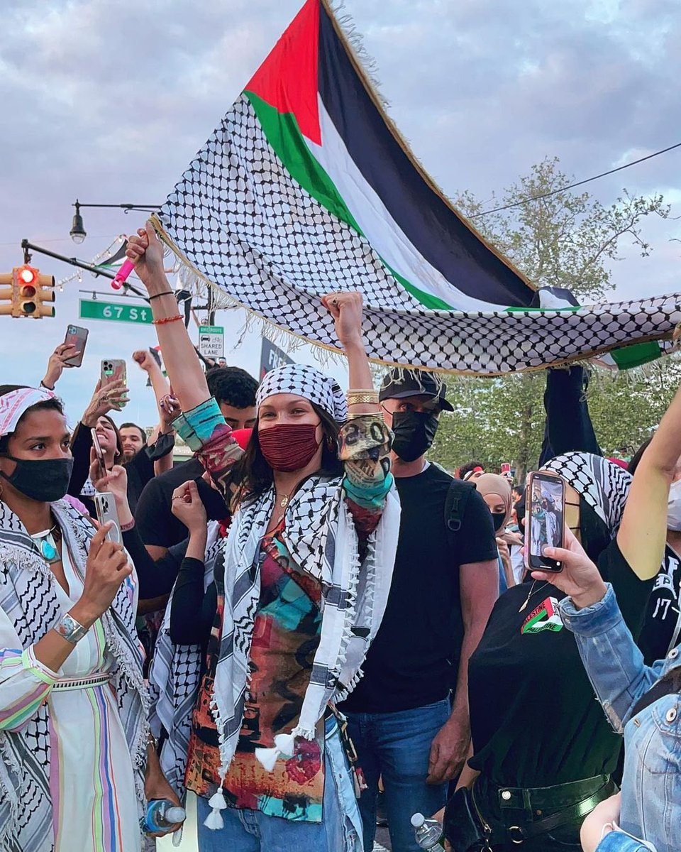 helmieffendytp's tweet photo. Memang kali ni banyak betul selebriti Hollywood bersuara menentang Israel. Tapi Bella Hadid dia satu level atas semua retis-retis Hollywood. Kat New York, ada demonstrasi pro-Palestine, dan Bella Hadid menyertai demonstrasi tersebut sambil menjulang bendera Palestine. https://t.co/CWdJJUmFIi