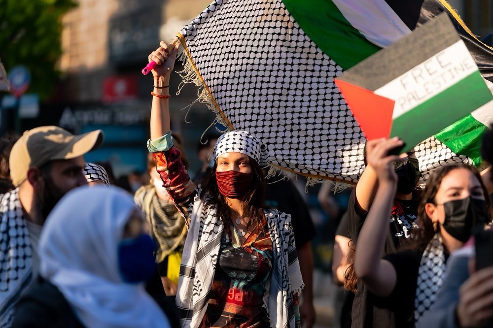 helmieffendytp's tweet photo. Memang kali ni banyak betul selebriti Hollywood bersuara menentang Israel. Tapi Bella Hadid dia satu level atas semua retis-retis Hollywood. Kat New York, ada demonstrasi pro-Palestine, dan Bella Hadid menyertai demonstrasi tersebut sambil menjulang bendera Palestine. https://t.co/CWdJJUmFIi