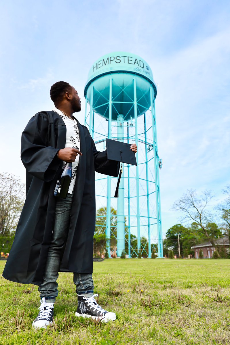JadeRShields1's tweet photo. meant to post these earlier ‼️ but where I’m from not many can say they did what I did in the time I did it I just want to thank God and from here we only going up 🤞🏾 ain’t like them 99% of them rip off, first in the fam with bachelors I promise you people ain’t wanna see me here https://t.co/QEwy3ayFcq