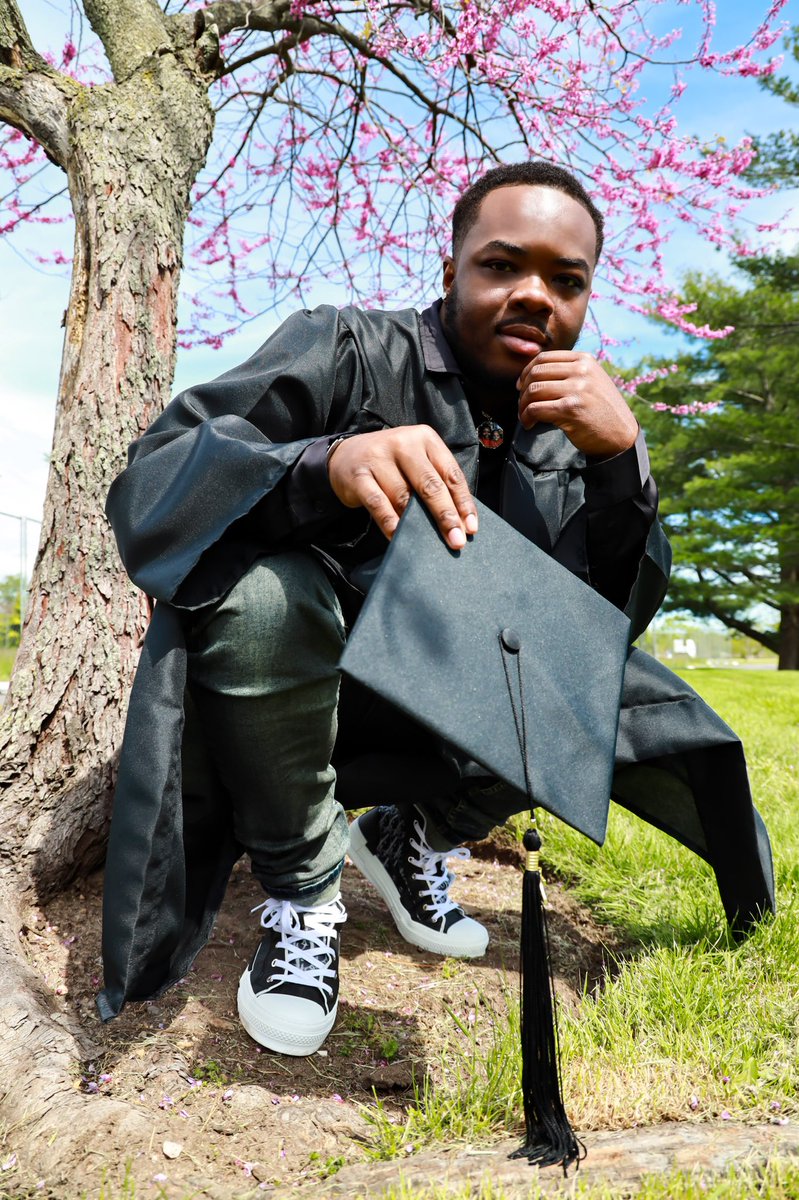 JadeRShields1's tweet photo. meant to post these earlier ‼️ but where I’m from not many can say they did what I did in the time I did it I just want to thank God and from here we only going up 🤞🏾 ain’t like them 99% of them rip off, first in the fam with bachelors I promise you people ain’t wanna see me here https://t.co/QEwy3ayFcq