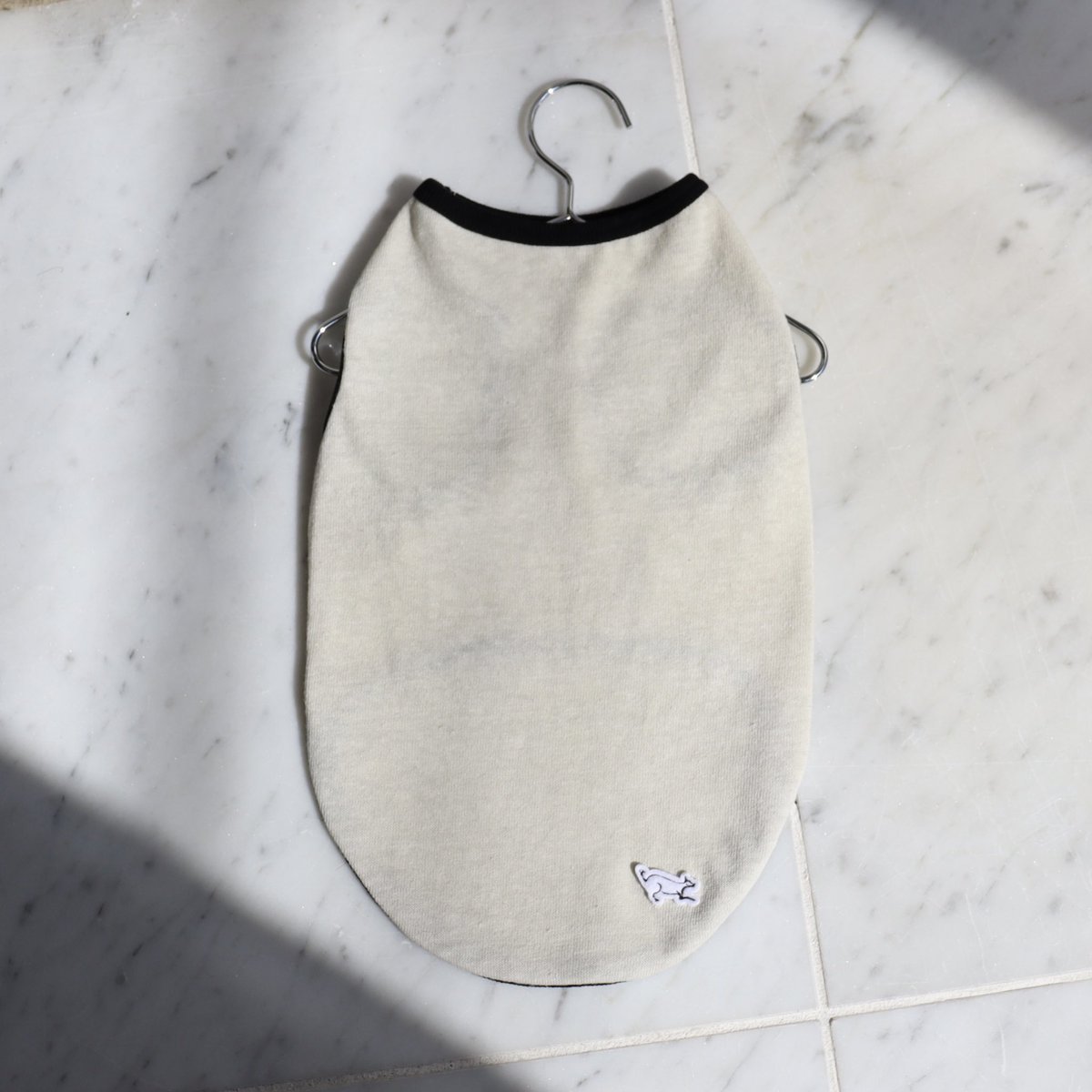 weib_dog's tweet photo. -weiβ21SS tops-
#パイピングノースリーブ
(IVO/GRY)

伸縮性
★★★

パイピングバイカラーのノースリーブ
伸縮性の高い薄手のソフト天竺の生地を使用し、サラッと着用出来ます
動きやすく、どの季節でも着用して頂けます
背中側にロゴのワンポイントを付けました♡

#犬 #dog #dogs #dogwear https://t.co/20DdzJxQnx