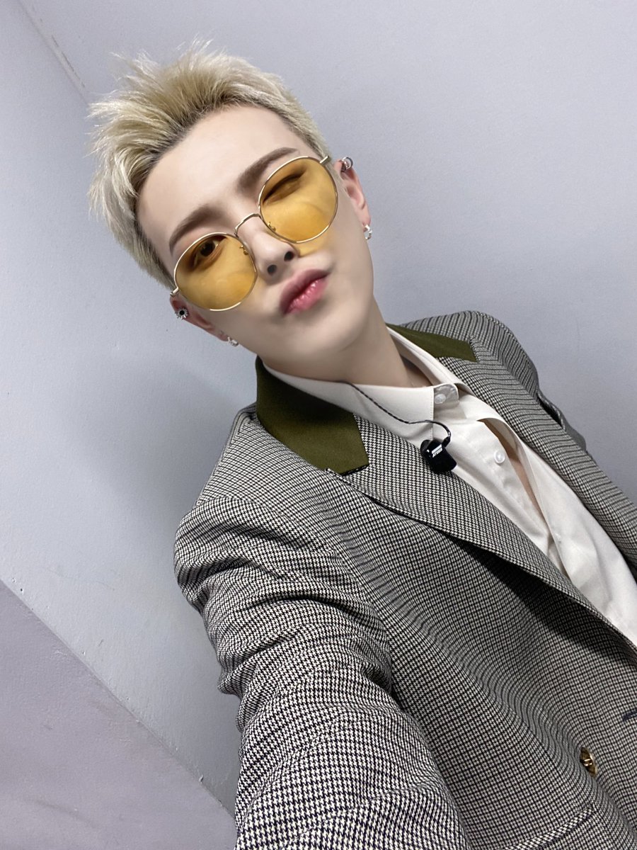 ATEEZofficial's tweet photo. [#홍중] 😎👐😎👐
#ATEEZ #에이티즈 https://t.co/KKCyiSJ2t7