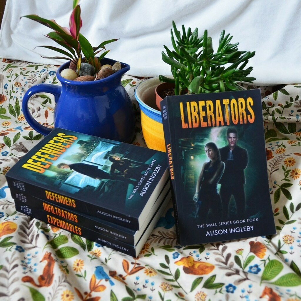 Do you enjoy multiple POV books?⁠
⁠
I love dual POV narratives and sometimes like 3 or 4, if I like the characters. Any more than that and I find you don't get enough time with each character to really love them.⁠
⁠
When I was writing The Wall Series… instagr.am/p/CO7woAanrvN/