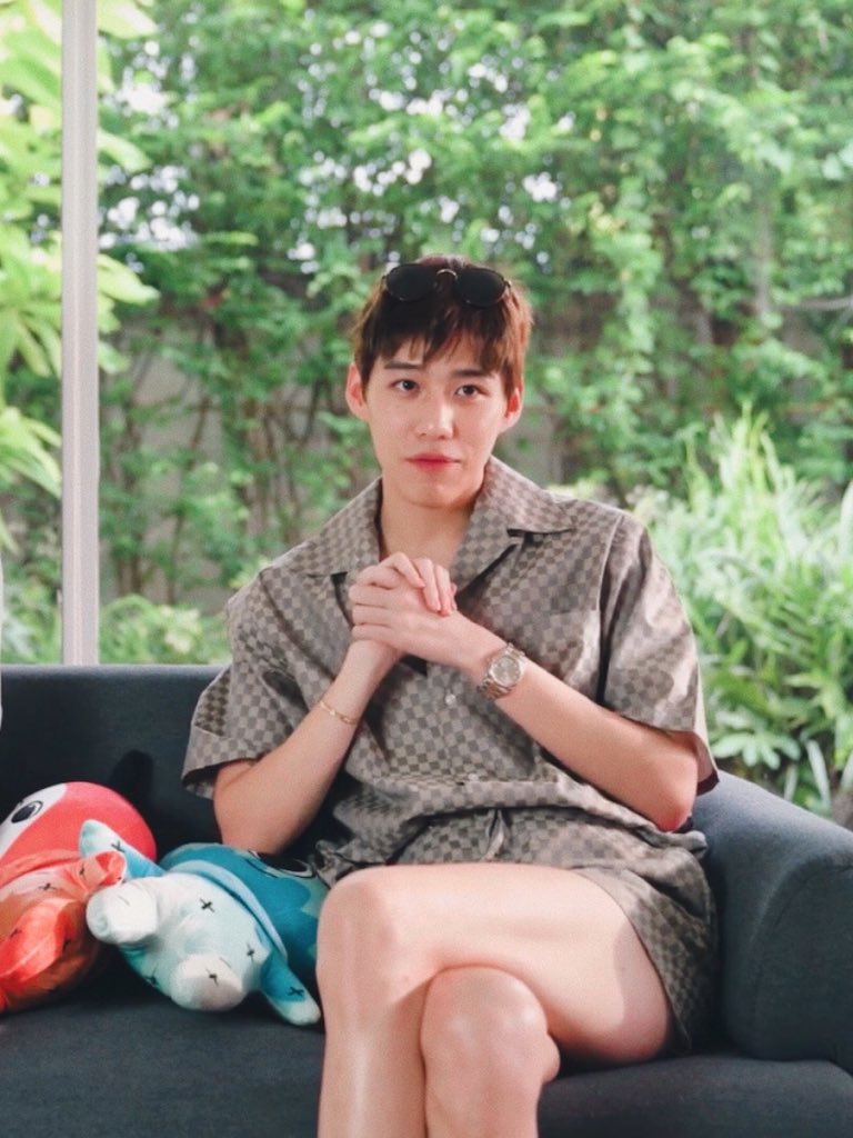 พี่กิ้นนี่ก็สายผู้ชาย ที่ผู้ช้ายยย ผู้ชายเนอะ อยู่บ้านนวดเหนิดไม่โกน แต่งตัวไปไหนไม่คีพแตะก็ขาสั้น เอาใส่สบายเป็นหลัก แบบเอออ ในขณะที่ลูกชั้นก็คือ วันนึงเปลี่ยน 3-4 ชุด พร๊อบต้องแน่น แว่นนาฬิกากำไลสร้อยคอต้องพร้อม อะไรคือความพอดีของคู่นี้คะ 😂