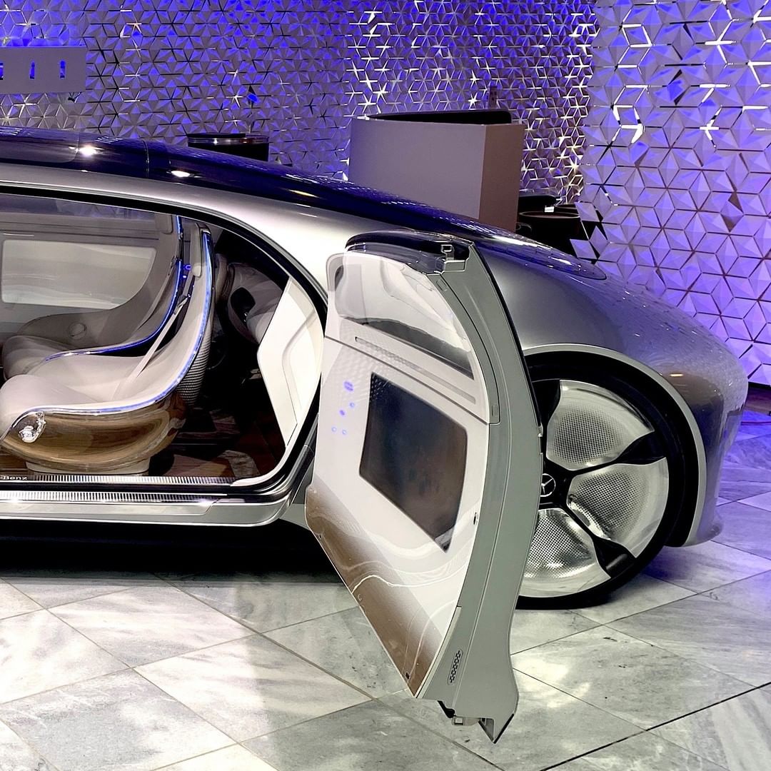 mbmaybachfans's tweet photo. The future: F015 Luxury in Motion
๐ธ: @mbkundencenter
#mercedesbenz #mercedesmaybach #mercedesmaybach6 #mercedesbenzmaybachfans #concept #avtr #visionavtr #avatar #eqs #visioneqs #eqsconcept #electric #hyperscreen #mercedes #electriccar #f015 https://t.co/yr02LGL7Cl