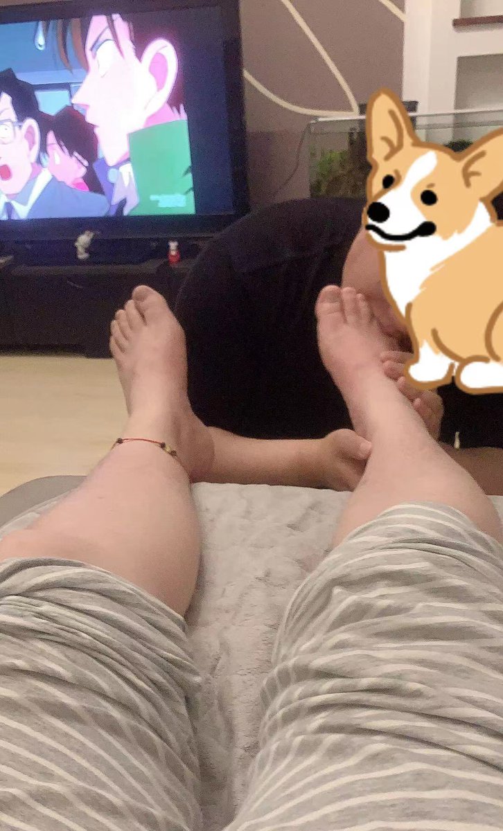 lcvkmxe's tweet photo. 周末被人拖去爬山，傍晚回来，腿又酸又疼，随便在美团上点了个上门按摩服务，结果到了是个小熊，文质彬彬的，脚也没洗，脱了鞋就让他按，手法不错，加上我太累了，迷迷糊糊睡着了，恍惚中感觉脚底板痒痒的，睁开眼一看，怎么还伸着舌头舔上了，原来是个骚逼，老子鸡吧瞬间硬了！ https://t.co/jdXysiEk2Q