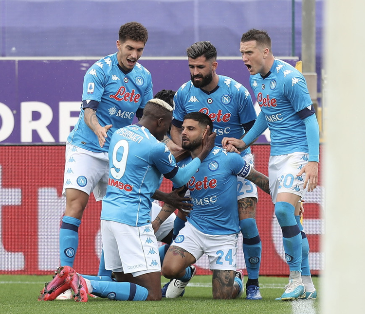 NapoliFansUK's tweet photo. Well done lads! Bravissimi ragazzi!!!! One more to go!
#FiorentinaNapoli https://t.co/iOM8yrQr65
