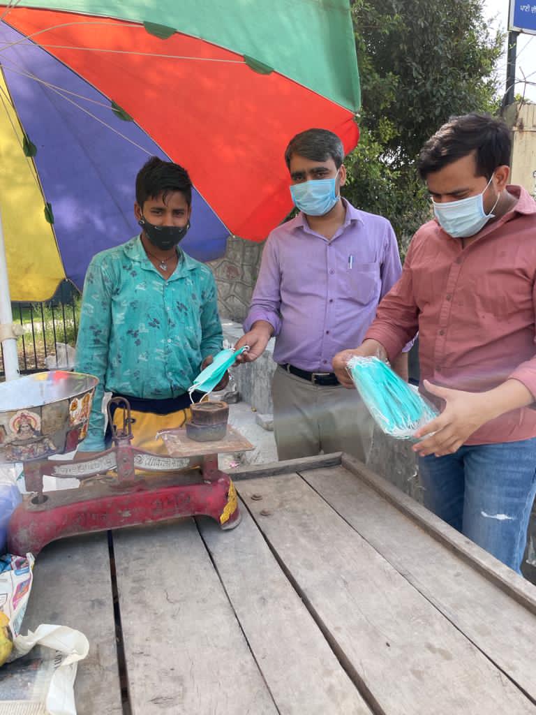 Jankalyansewas3's tweet photo. Team JKSS have taken up campaign to create awareness among the unprivileged people on the importance of using sanitisers,wearing masks &amp; maintaining social distance. Also we guided them on how to register themselves on Cowin app for vaccination.

#NitiAayog  #JKSShelp #COVID19 https://t.co/hsa00bF4WA