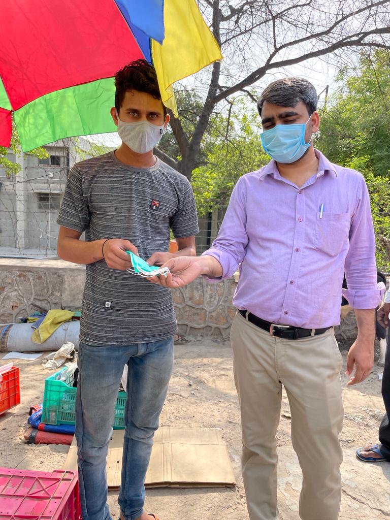 Jankalyansewas3's tweet photo. Team JKSS have taken up campaign to create awareness among the unprivileged people on the importance of using sanitisers,wearing masks &amp; maintaining social distance. Also we guided them on how to register themselves on Cowin app for vaccination.

#NitiAayog  #JKSShelp #COVID19 https://t.co/hsa00bF4WA