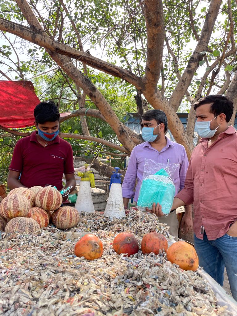 Jankalyansewas3's tweet photo. Team JKSS have taken up campaign to create awareness among the unprivileged people on the importance of using sanitisers,wearing masks &amp; maintaining social distance. Also we guided them on how to register themselves on Cowin app for vaccination.

#NitiAayog  #JKSShelp #COVID19 https://t.co/hsa00bF4WA