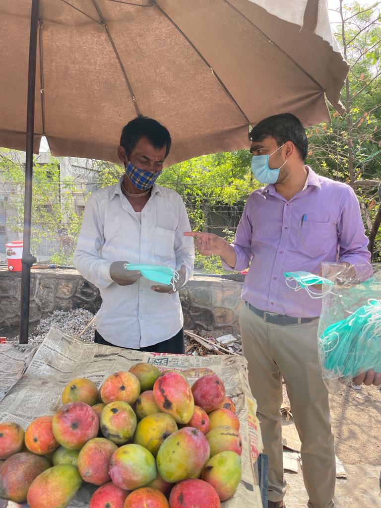Jankalyansewas3's tweet photo. Team JKSS have taken up campaign to create awareness among the unprivileged people on the importance of using sanitisers,wearing masks &amp; maintaining social distance. Also we guided them on how to register themselves on Cowin app for vaccination.

#NitiAayog  #JKSShelp #COVID19 https://t.co/hsa00bF4WA