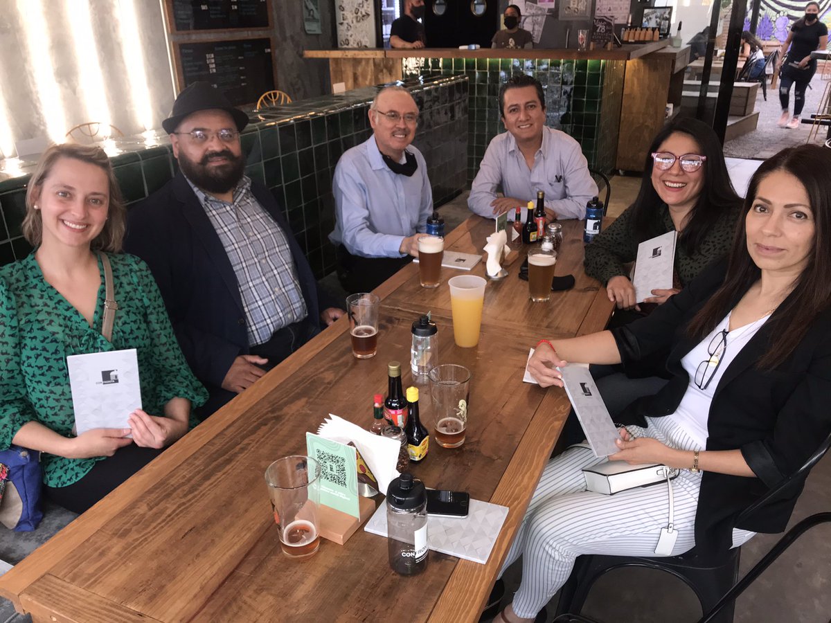 intersticio74's tweet photo. Festejo del #DiaDelMaestro 
Profesores del taller de #arquitectura #confronta #facultaddelhábitat #uaslp @LaUASLP https://t.co/pWvYQ8XZch