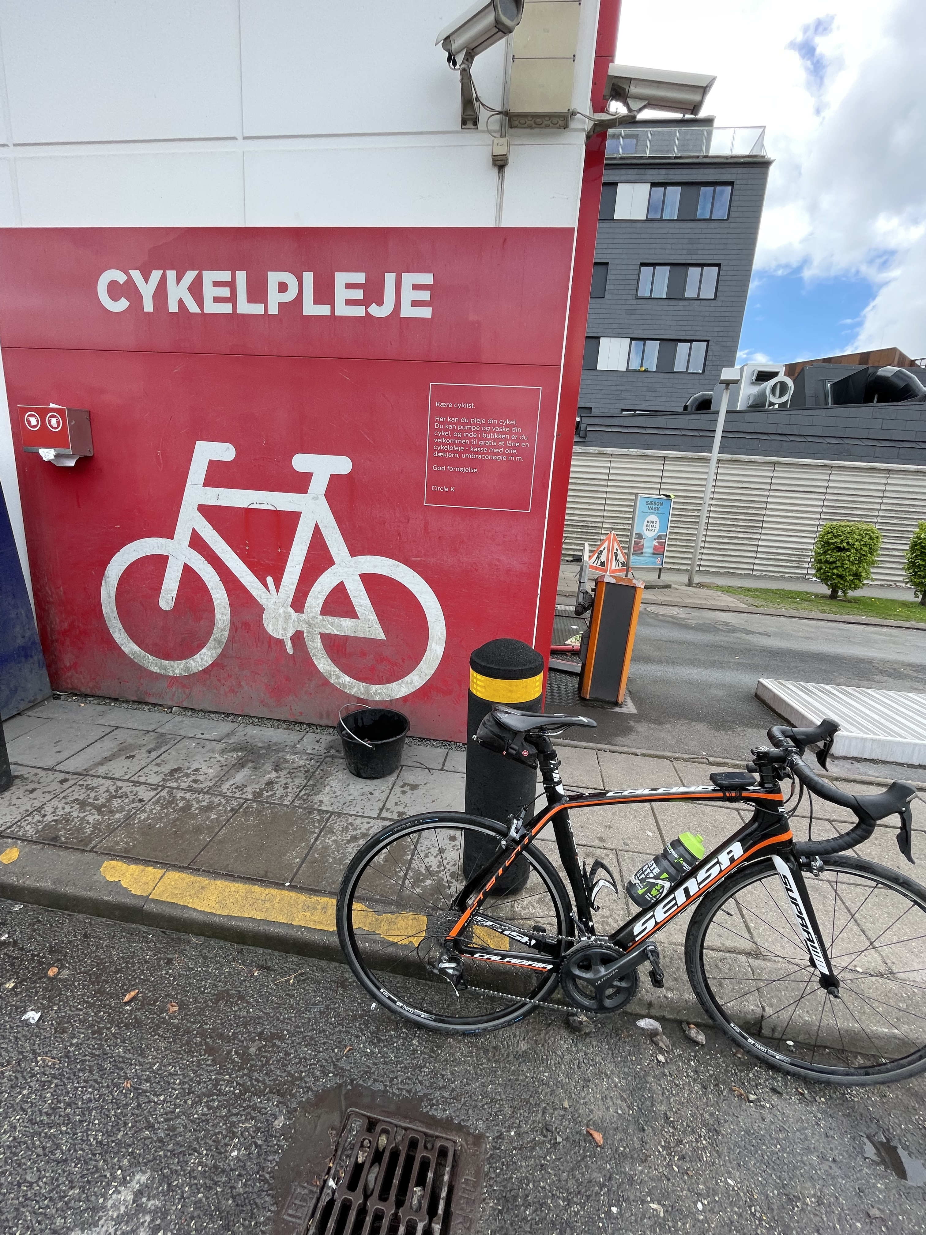 Adrián Moreno Peña on "I'll share some randomly pics in that show some smaller differences between the two cycling cultures. In Copenhagen there's a traffic light upfront, across the