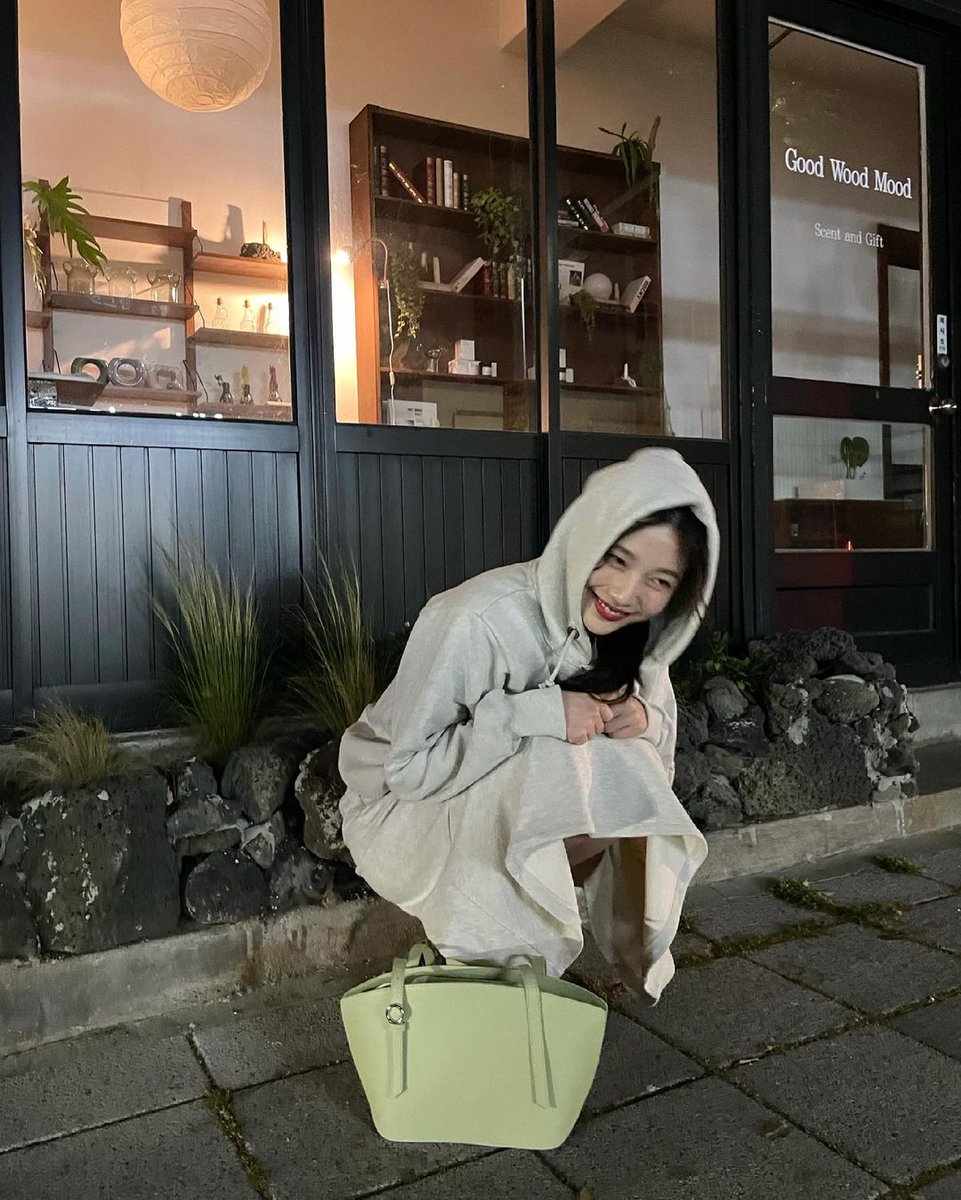 5REDVELVET's tweet photo. [OFFICIAL] 210516 #JOY Instagram update

#REDVELVET @RVsmtown 
https://t.co/LTRTdrmGJk https://t.co/uUEF8VSQ5D