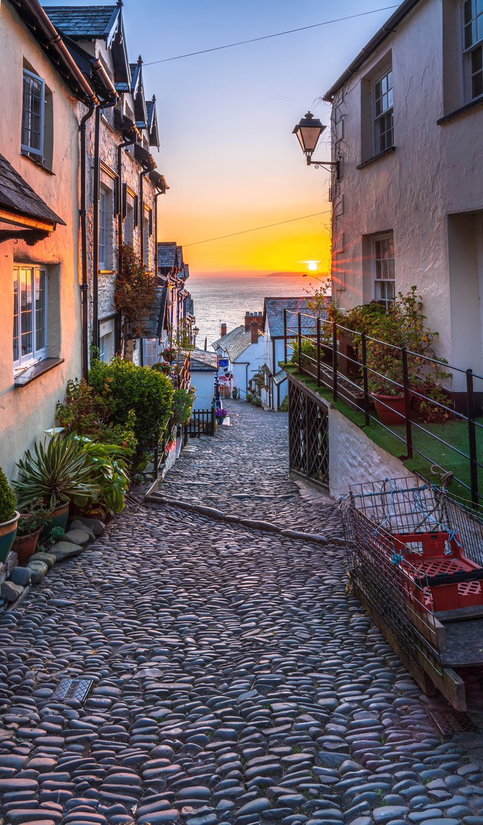 The narrow cobblestone walk down to the seafront at sunrise  #clovellyvillage☀️ 📸 😊#northdevon #bideford @StormHour @kingstontech @SonyUK #devon #cobbledstreets #narrowstreets @VisitEngland