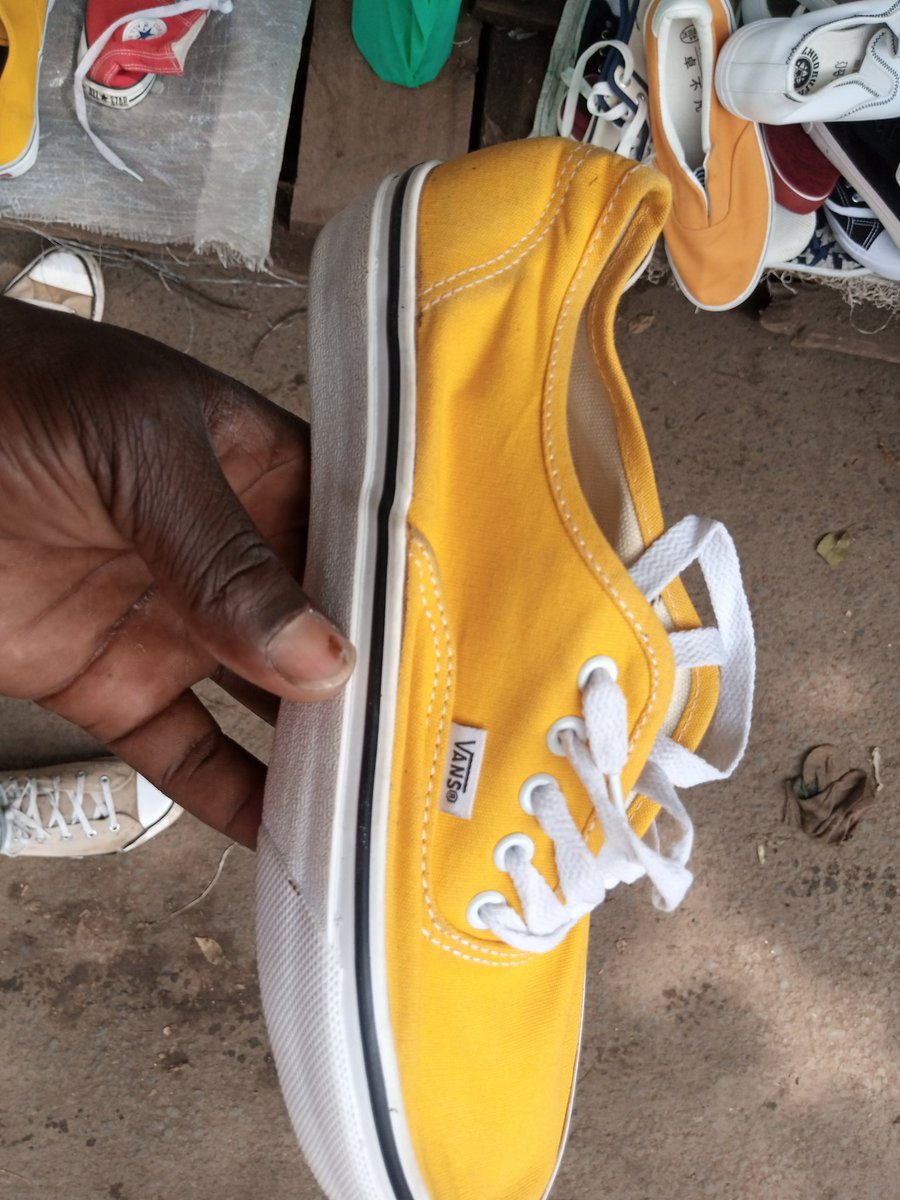 OmugaBash's tweet photo. Watu wa Converse na Vans mtush mali yenu ndio hii Just Order bei yake ni 2500 Number just call and place order. 0775711760. Retweet maze customer of mine might be on your TL. And thanks to those who are buying nashukuru 🙏🏼🙏🏼🙏🏼 https://t.co/ie690B0Xoj