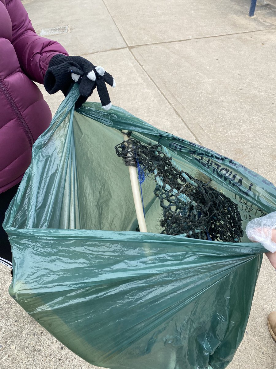 This morning Joe, Jenna and Leah took part in the #MillionMileClean with @beach_sweep & @sascampaigns. As well as being good for the environment,  the Beach Sweeps can help improve our mental health. #whitby #whitbylobsterhatchery #MentalHealthAwarenessWeek