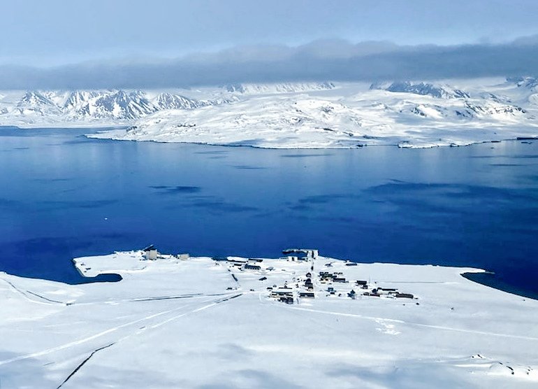 After almost 18 months of COVID-caused absence, the SU-Team <a href="/AcesSthlmUni/">Department of Environmental Science at Sthlm Uni</a> has finally made it back to #ZeppelinObservatory in #NyAlesund to fix instrumentation &amp; keep our aerosol/cloud observations running. Good to be back! 🎉 <a href="/ActrisSweden/">ACTRIS Sweden</a> @NorskPolar <a href="/FORCeS_H2020/">FORCeS</a> 📷 T. Hennig