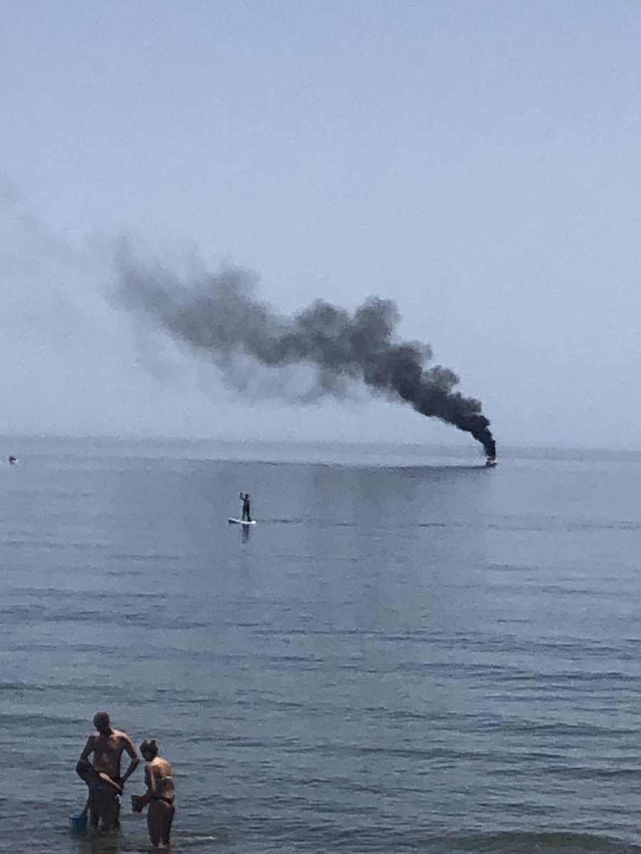 IsaGalvache's tweet photo. Marbella. Playa Costabella. Un barco ardiendo en mitad del mar @DiarioSUR https://t.co/8kUAwquNSU