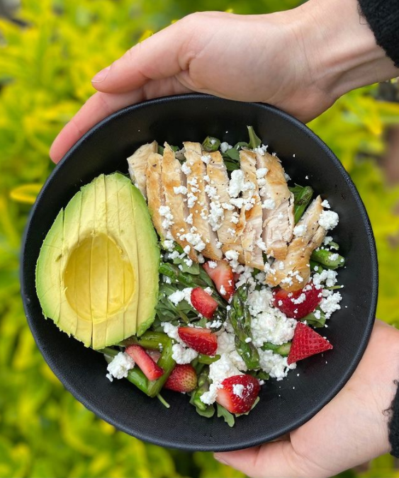 organickrush's tweet photo. Lunch Cravings: Lena's - from the OK Marketing Team - favorite spring strawberry avo-salad 🥑🍋🍓 #KrushYourOwn⠀
✔️ Arugula ⠀
✔️ Avocado ⠀
✔️ Grilled Chicken ⠀
✔️ Strawberries ⠀
✔️ Goat Cheese ⠀
✔️ Asparagus ⠀
✔️ Lemon-Herb Dressing ⠀ https://t.co/eNfMOuApjT