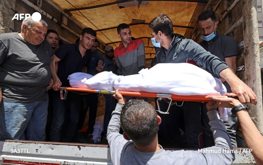 [À LA UNE À 21H] Les frappes israéliennes ont tué 42 Palestiniens à #Gaza dont au moins 8 enfants dans la journée la plus sanglante cette semaine. 
La réunion d'urgence du Conseil de sécurité de l'ONU n'a elle abouti à aucune avancée #AFP 1/5