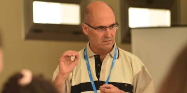 🗣 “Los docentes no están adecuadamente preparados para trabajar la educación emocional en las aulas”. ¡Entrevista a Emilio Ruiz: ow.ly/LXvB30rFt5w! #NEE #Down