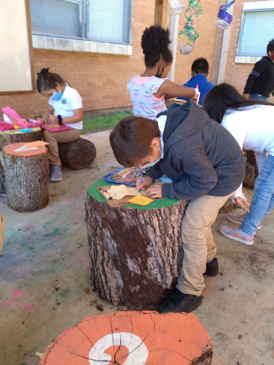 SandlinMs's tweet photo. Life Cycle of the Chicken-Outdoor classroom #hbg_senators #buildingscholars #HBGPLAmagic @HBGonzalezPLA @DeeAnnaPier @Tanya_N_Shelton @MsAngieLeal1 @ICanReadDallas @OutTeach_Tx https://t.co/HYrmpfPTXq