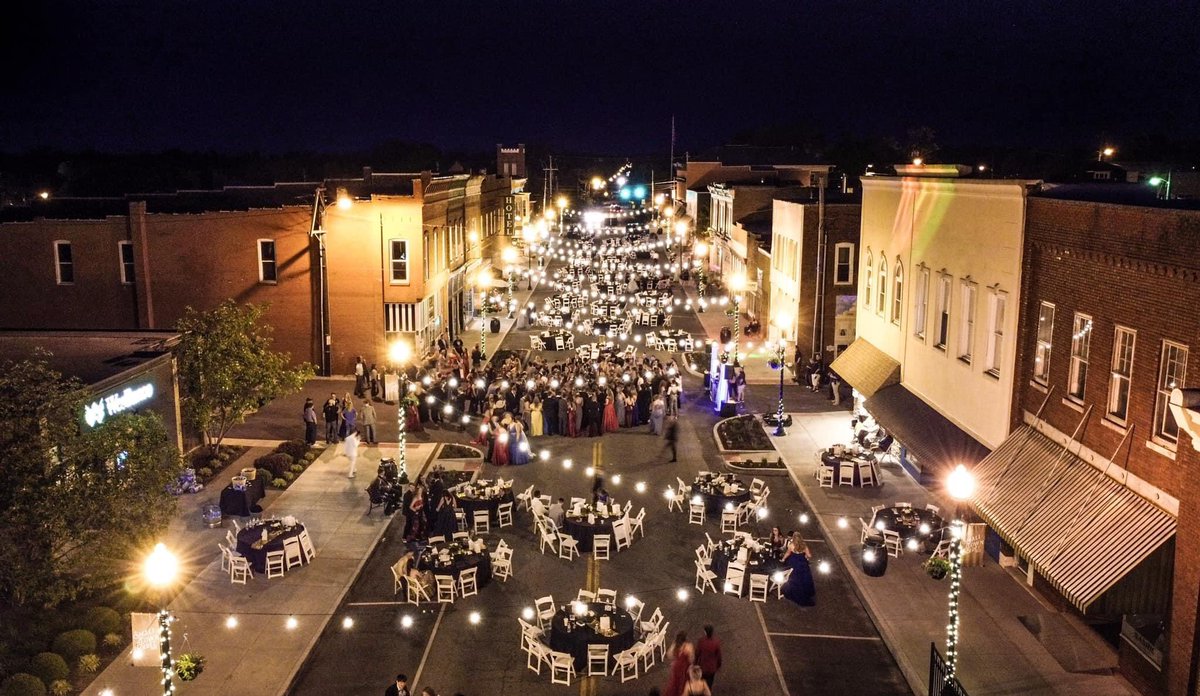 The young folks in our town of Lawrenceburg #Kentucky were facing the idea of not getting to have a #Prom. So, Main Street was shut down and the kids were taken care of! Makes me proud of my little Kentucky town! #KentuckyProud
