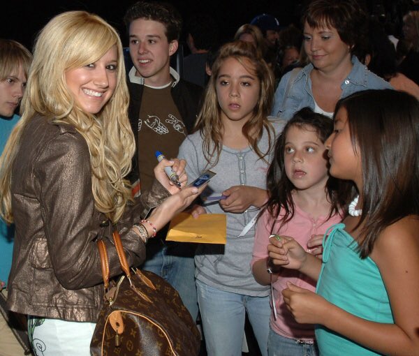 ThrowbackTisx's tweet image. May 16th, 2006: Ashley Tisdale (@ashleytisdale) attends a live taping of American Idol in Los Angeles, California with Paula Abdul and Zac Efron

•@PaulaAbdul @ZacEfron