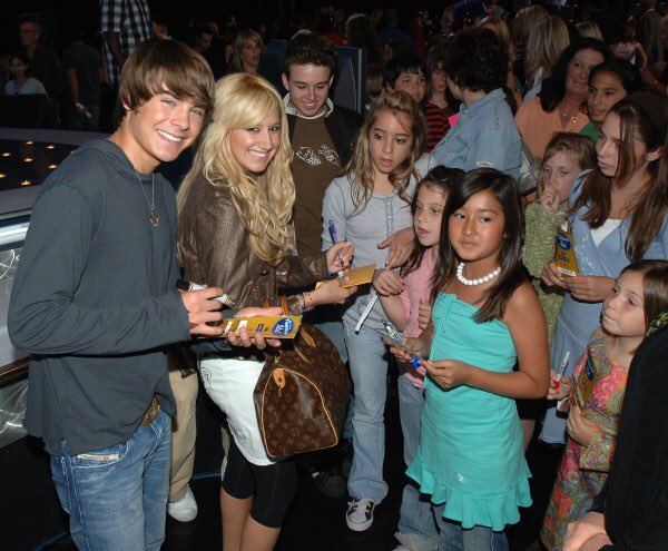 ThrowbackTisx's tweet image. May 16th, 2006: Ashley Tisdale (@ashleytisdale) attends a live taping of American Idol in Los Angeles, California with Paula Abdul and Zac Efron

•@PaulaAbdul @ZacEfron