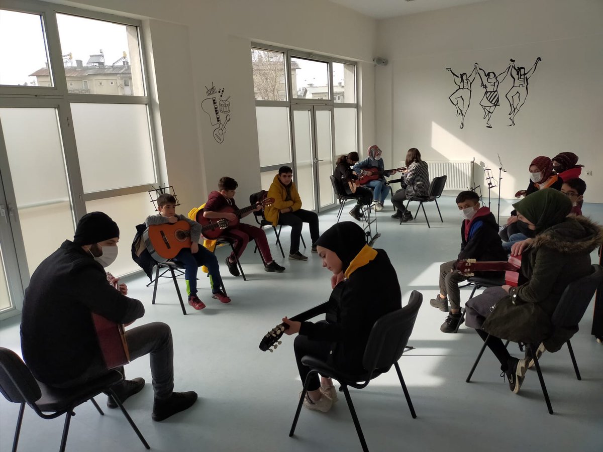 Merkezimizde #MüzikAtölyesi kapsamında gitar eğitimlerimiz devam edecektir.
#GencizBiz