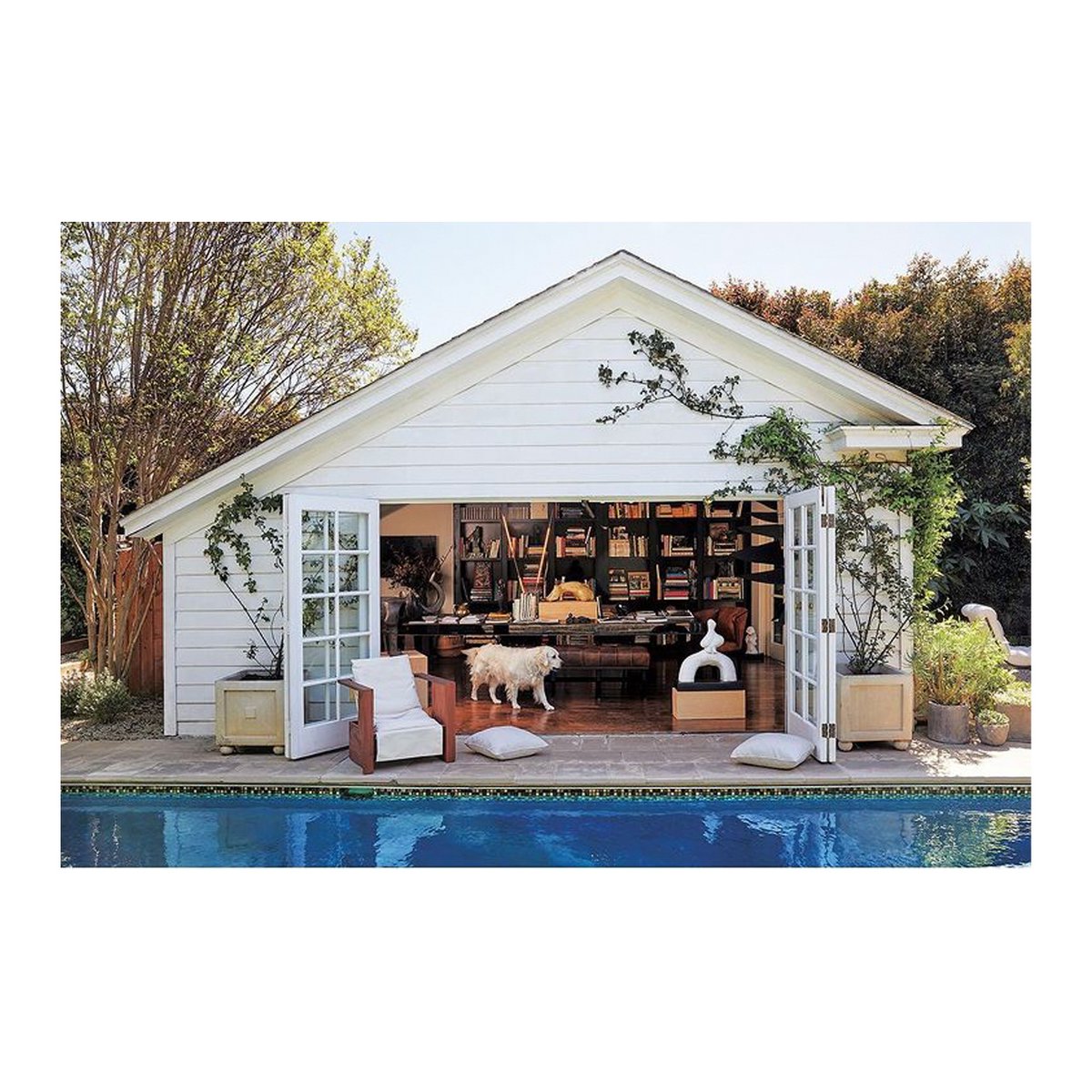 California-based photographer Sam Frost captured to perfection Jean de Merry’s Los Angeles dwelling. A contemporary, elegant home, it is an everyday retreat from the city’s hustle. Subtle plays of color on a stunning backdrop of nature impart an inviting, warm aura.