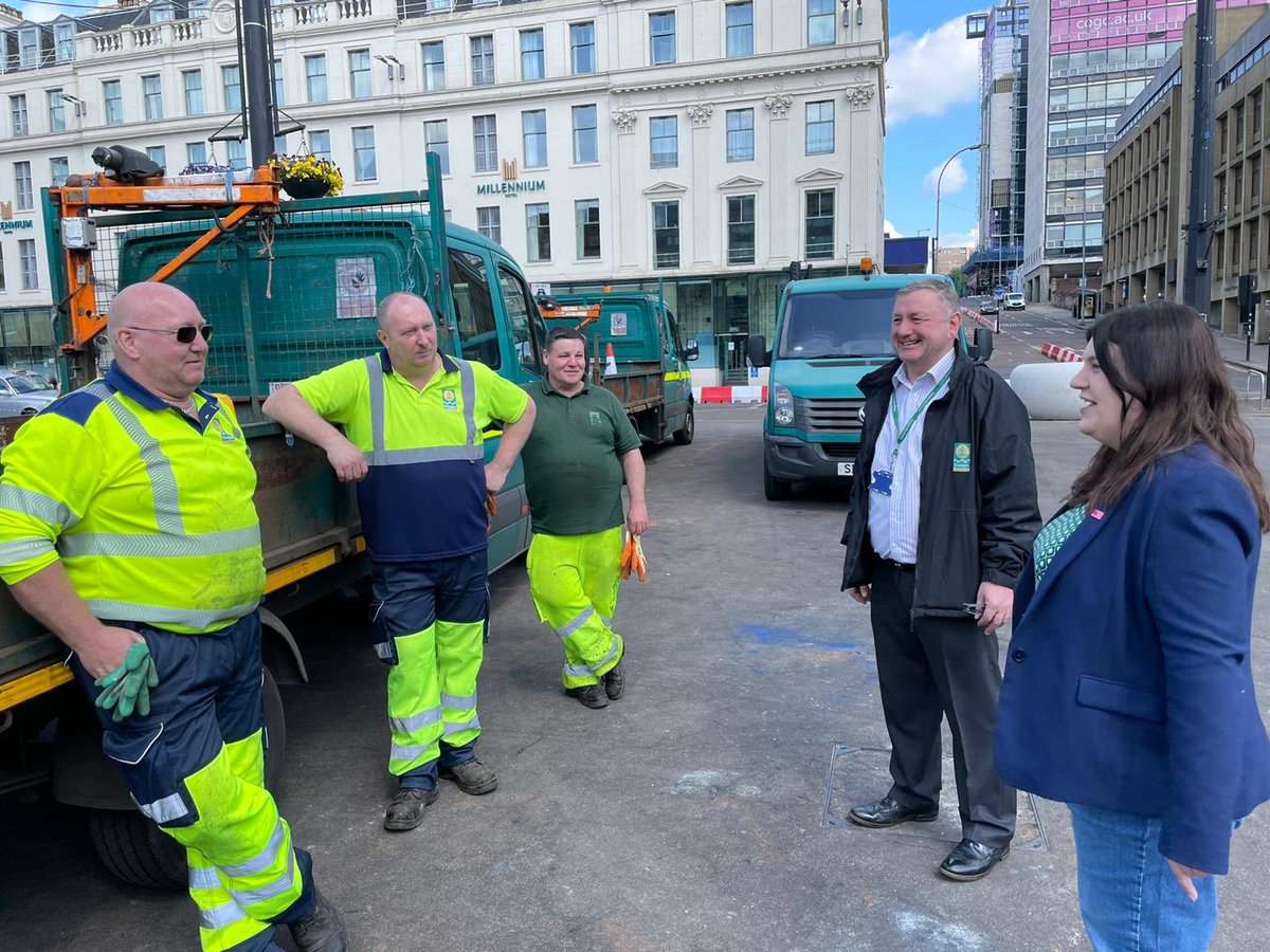 Susan Aitken on Twitter: "I got a chance to say hi and thank you to some of  the @GlasgowCC clean-up team in George Square this morning. The  transformation they've achieved from the
